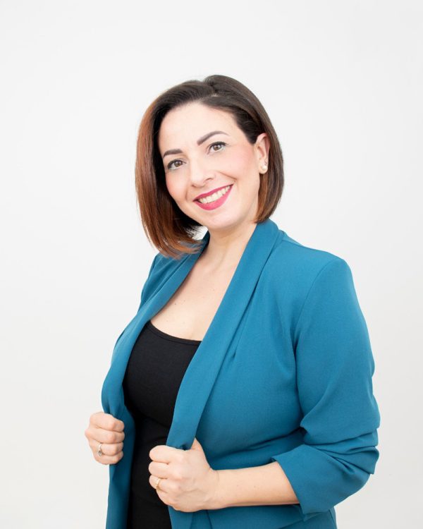 Luciana Calà in posa elegante di profilo presso il suo centro di estetica avanzata a Canicattì, Agrigento